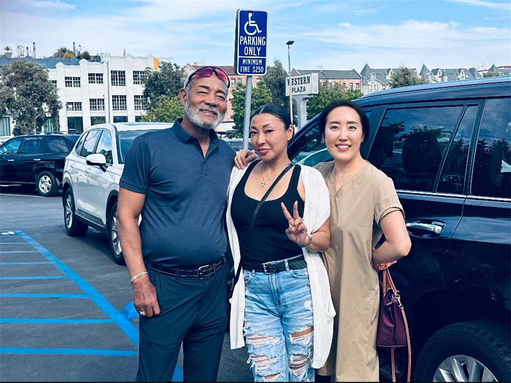 Tras sufrir una discriminación persistente en la sociedad coreana, el Sr. Kim Young-do emigró a Estados Unidos a los 37 años para cuidar de su familia, especialmente de su hija Kim Hana, y evitarles la misma humillación que él sufrió en su país natal. (De izquierda a derecha: el Sr. Kim Young-do, su hija y Amy Hutchinson). | Amy Hutchinson.