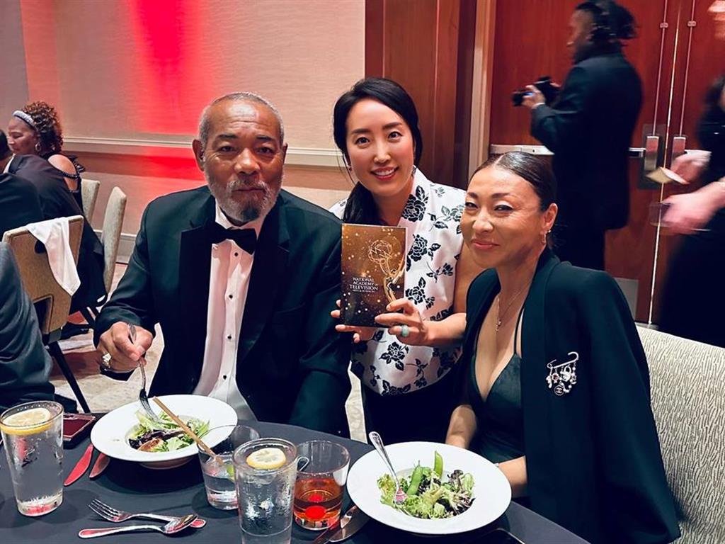 La imagen muestra al Sr. Kim, a Hana y a Amy celebrando su nominación al Premio Emmy 2025, lo cual ha servido como catalizador para generar conciencia internacional sobre el entendimiento cultural entre Corea y Estados Unidos, así como sobre los problemas de identidad que enfrentan las personas de raza mixta. | Amy Hutchinson