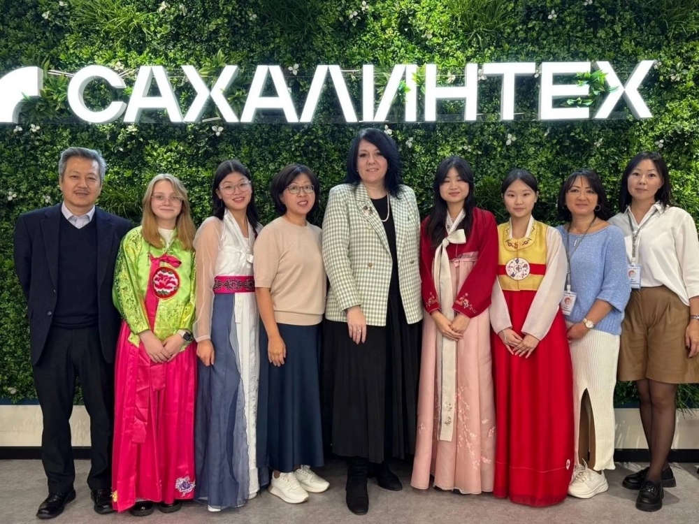 Екатерина Похолкова (по центру) на Международной зимней школе СахГУ в 2024 году. / Фото: Екатерина Похолкова