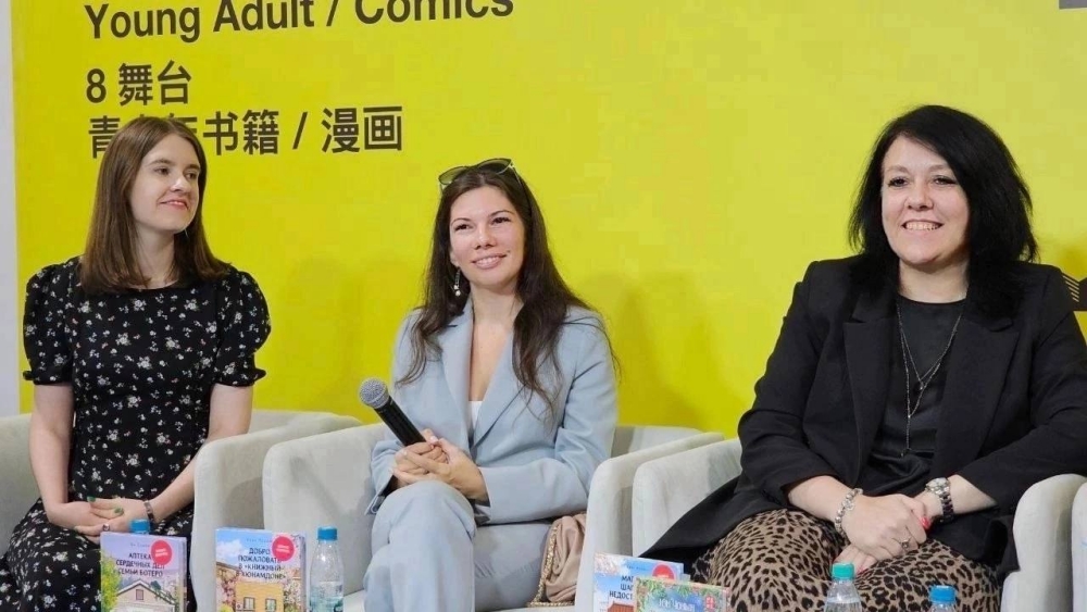 Екатерина Похолкова (справа) на Московской международной книжной ярмарке в Экспоцентре, 2024 год. / Фото: Екатерина Похолкова