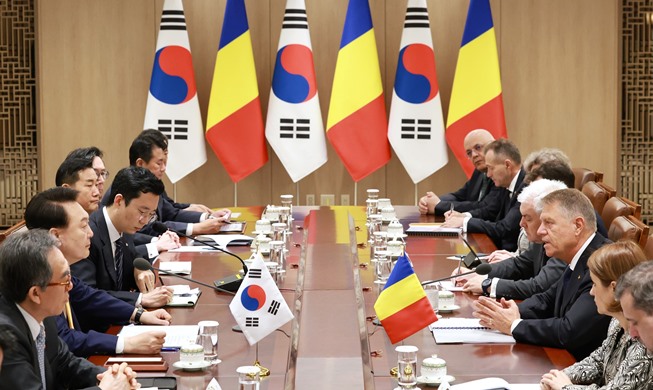653_240424_S. Korea-Romania summit.jpg