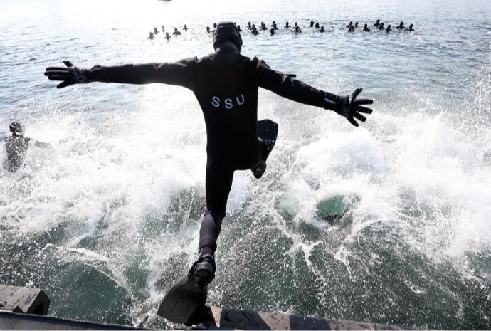 Naval sea salvage, rescue training amid cold weather