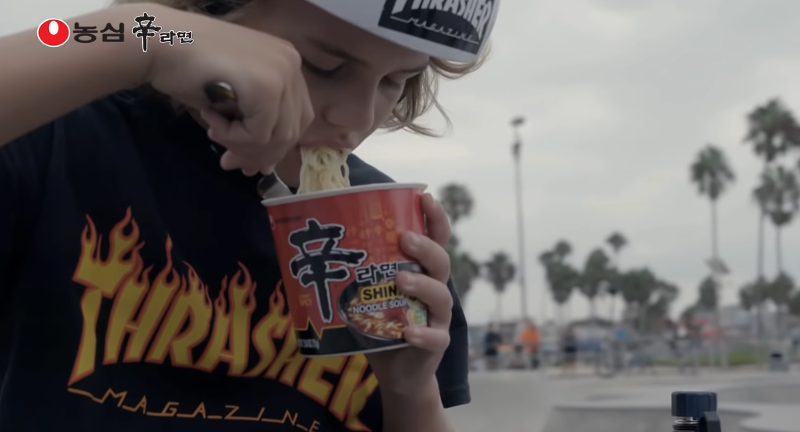 Shin Ramyun es una de las marcas más conocidas del ramyeon y su popularidad contribuyó a difundir lo atractivo de este platillo típico de Corea. 